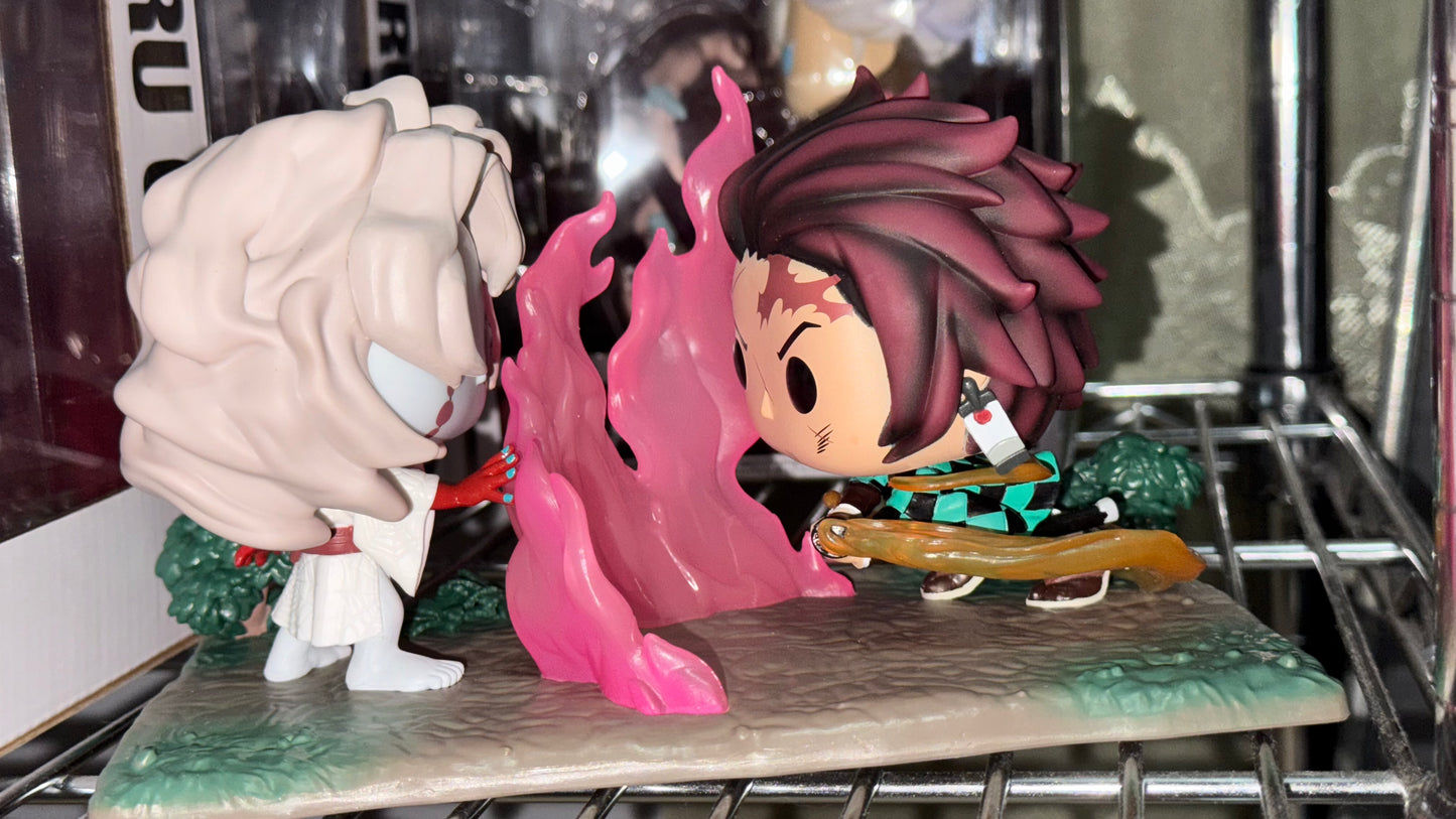 Demon Slayer - Tanjiro Vs Rui Pop Moment detalle en plastico de la caja
