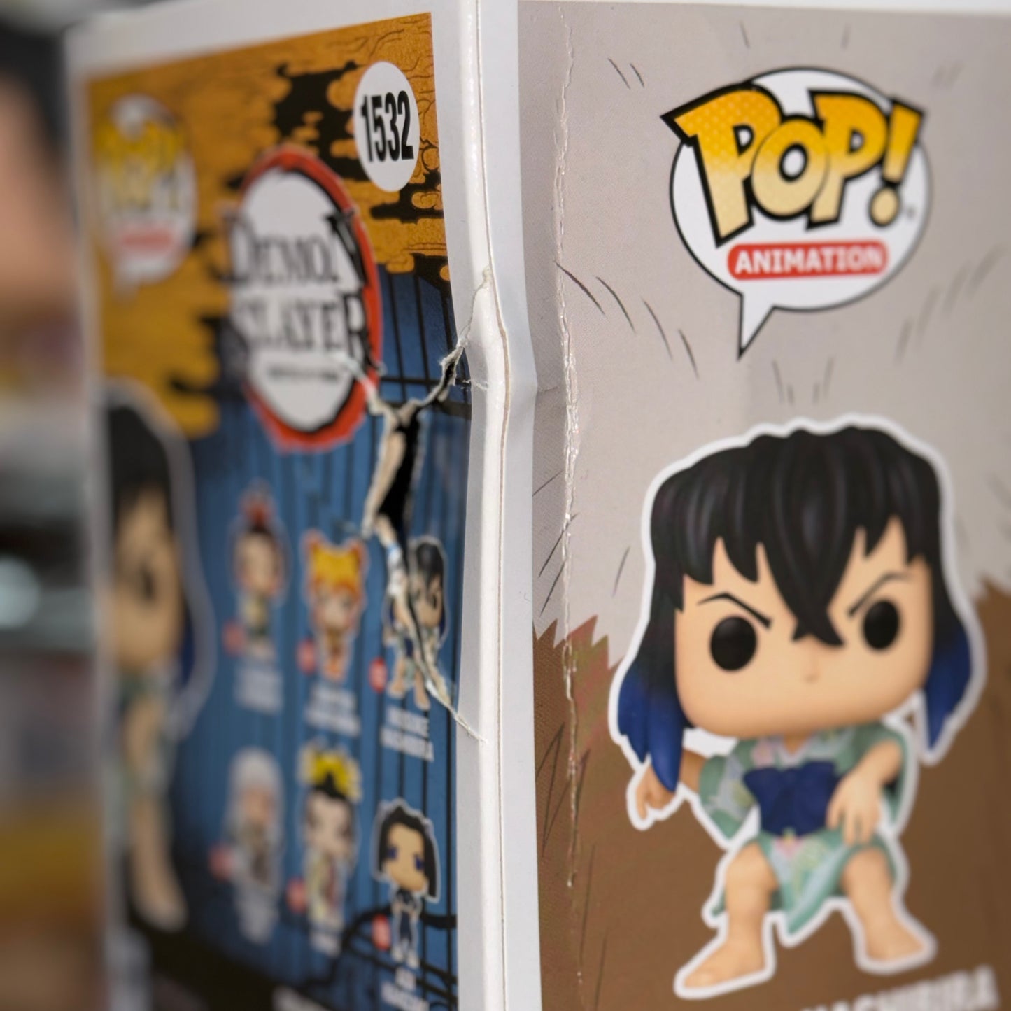 Demon Slayer - Inosuke With Dress (Detalles en caja)